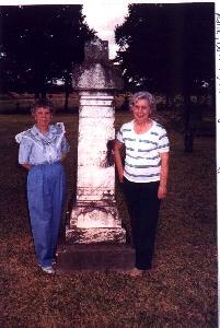 Pearle & Dora by the Mullenweg monument